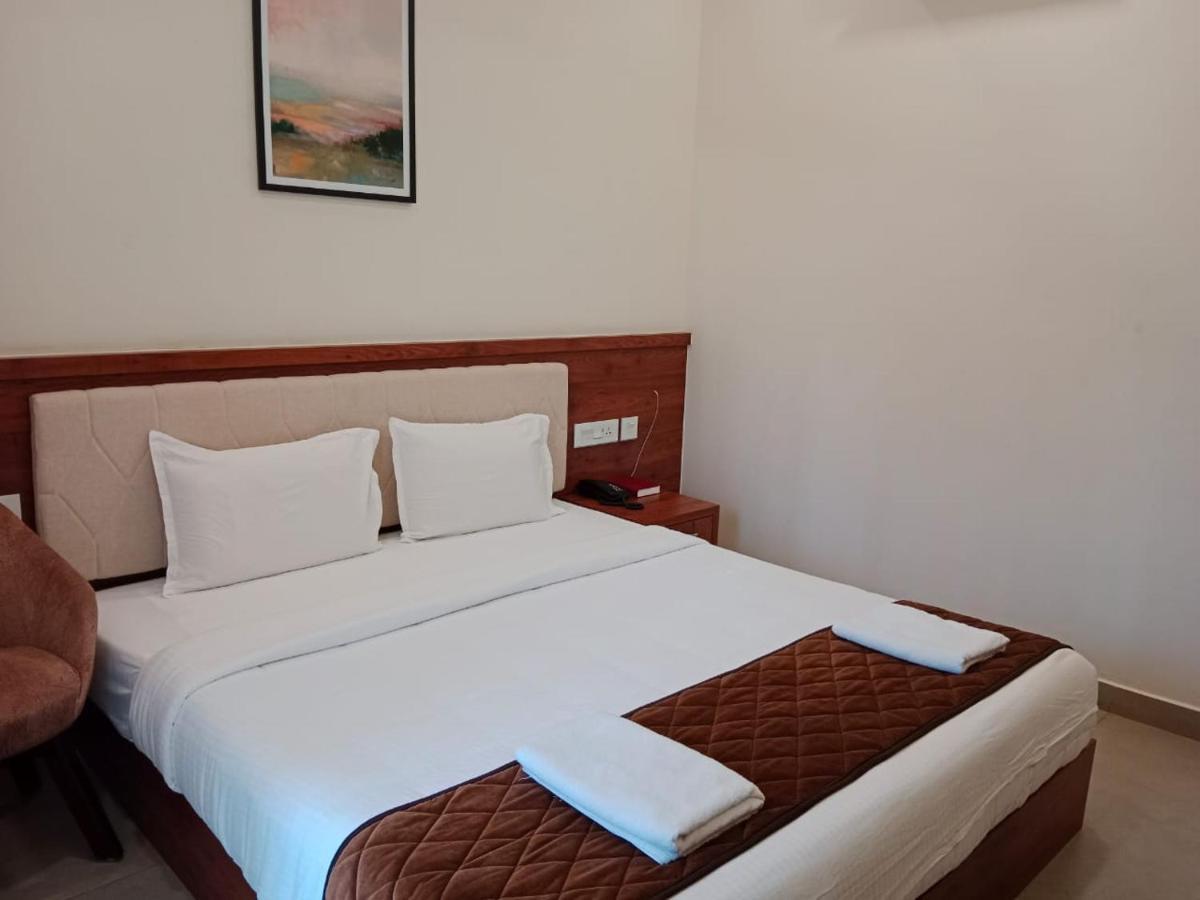 Royalton Residency Hotel Mundakayam ภายนอก รูปภาพ
