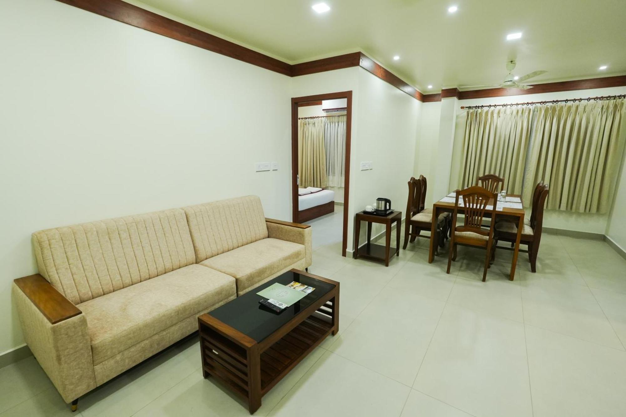 Royalton Residency Hotel Mundakayam ภายนอก รูปภาพ